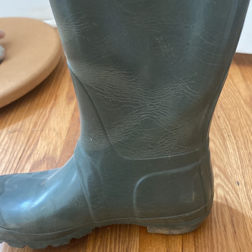 Hunter rain boots, used although lightly. Some stretch on the side (see pic) - Picture 2 of 2